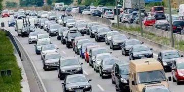 ട്രാഫിക്കിൽ കാർ കുടുങ്ങി, ഇറങ്ങിയോടി നവവരൻ, പിന്നാലെയോടി നവവധു, പൊലീസിൽ പരാതി- സംഭവമിങ്ങനെ…