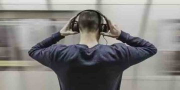 ഹെഡ്‍സെറ്റ് ഉപയോഗിക്കുമ്പോള്‍ ശ്രദ്ധിക്കേണ്ടത്…; കേള്‍വിത്തകരാര്‍ വരാതിരിക്കാൻ ചെയ്യാമിവ…