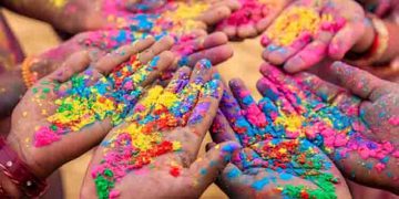 വസന്തത്തിന്റെ വരവാഘോഷിച്ച് ഇന്ത്യ; രാജ്യം ഹോളി ആഘോഷത്തിൽ