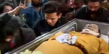 ഇന്നസെന്‍റിന്‍റെ മൃതദേഹം ഇൻഡോർ സ്റ്റേഡിയത്തിൽ; പൊട്ടിച്ചിരിപ്പിച്ച നടനെ ഒരു നോക്ക് കാണാൻ കണ്ണീരോടെ ആയിരങ്ങൾ