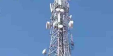 നാട്ടുകാരെയും പൊലീസിനെയും പരിഭ്രാന്തരാക്കി യുവാവിന്റെ ആത്മഹത്യാ ഭീഷണി; രണ്ടര മണിക്കൂർ മൊബൈൽ ടവറിൽ