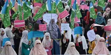 വനിതാ ദിനത്തിൽ പാക്കിസ്ഥാനിൽ സംഘടിപ്പിച്ച ഔറത്ത് റാലിയിൽ സംഘർഷം; പൊലീസും സ്ത്രീകളും ഏറ്റുമുട്ടി