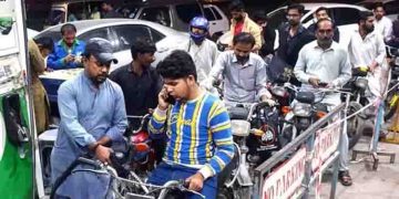 ദരിദ്രര്‍ക്ക് വിലക്കുറവില്‍ പെട്രോള്‍, സമ്പന്നര്‍ക്ക് ചെലവേറും; പുതിയ നിയമവുമായി പാക്കിസ്ഥാൻ!