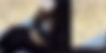 ട്രെയിനിന്‍റെ വാതിലിന്‍റെ സമീപത്തിരുന്ന് പുകവലിക്കുന്ന യുവതിയുടെ ചിത്രം പ്രചരിപ്പിച്ചു; വ്യാപക വിമര്‍ശനം