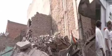 ഡൽഹിയിൽ കെട്ടിടം തകരുന്നതിന്റെ ഞെട്ടിക്കും ദൃശ്യങ്ങൾ പുറത്ത്