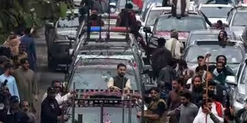 ഇസ്‍ലാമാബാദിലേക്കുള്ള യാത്രക്കിടെ ഇംറാൻ ഖാന്റെ വാഹന വ്യൂഹം അപകടത്തിൽ പെട്ടു