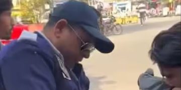 പട്ടത്തിന്റെ നൂലിൽ കുരുങ്ങി പ്രാവ്, കണ്ട ട്രാഫിക് പൊലീസുകാരൻ ചെയ്തത്, കയ്യടിച്ച് സോഷ്യൽ മീഡിയ