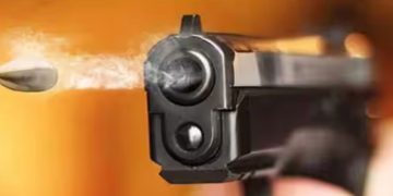 മദ്യക്കടത്തുകാരും പൊലീസും തമ്മിൽ വെടിവെപ്പ്; ഒരാൾ കൊല്ലപ്പെട്ടു