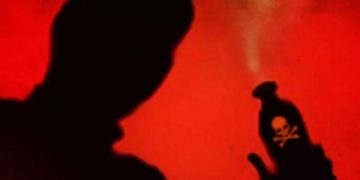 കോടതിയിൽ ഭർത്താവിന്‍റെ ആസിഡ് ആക്രമണം; ഭാര്യ അത്യാസന്നനിലയിൽ