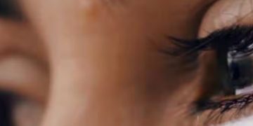 കണ്ണില്‍ നിന്ന് ഇടയ്ക്കിടെ വെള്ളം വരുന്നതും നീറ്റലും ; കാരണങ്ങൾ ഇതാകാം