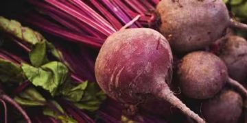 കണ്ണിന് ചുറ്റുമുള്ള കറുപ്പകറ്റാനും മുഖത്തെ ചുളിവുകൾ മാറാനും ബീറ്റ്റൂട്ട് ഇങ്ങനെ ഉപയോഗിക്കാം…