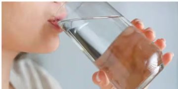 വെള്ളം കുടിക്കുന്നത് വേഗത്തിൽ ശരീരഭാരം കുറയ്ക്കാൻ സഹായിക്കുമോ?