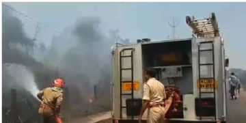 അഴിയൂരില്‍ ഒന്നരേക്കര്‍ അടിക്കാടിന് തീപിടിച്ചു; കെട്ടിടത്തിലേക്കും തീ ഭാഗികമായി പടര്‍ന്നു