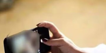 പരാതി പറയാനെത്തിയ യുവതിയോട് വീഡിയോ കോളിൽ വസ്ത്രം അഴിയ്ക്കാൻ ആവശ്യപ്പെട്ടു; പോലീസുകാരനെതിരെ കേസ്