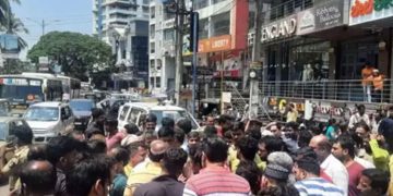 ബസ്സിറങ്ങിയ യാത്രക്കാരിക്ക് അതേ ബസ്സ് ദേഹത്ത് കയറി ദാരുണാന്ത്യം; നാട്ടുകാർ റോഡ് ഉപരോധിച്ചു