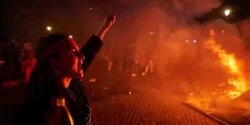 ഫ്രാൻസിൽ പെൻഷൻ പ്രായം ഉയർത്താന്‍ നീക്കം; പ്രതിഷേധം ആളിക്കത്തുന്നു, പ്രസിഡന്റിന് കുലുക്കമില്ല