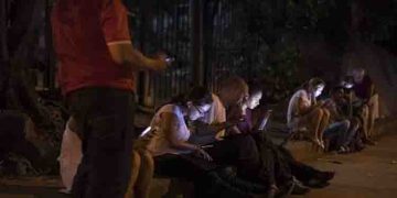 അകറ്റി നിര്‍ത്തണം; കൗമാരക്കാരുടെ സാമൂഹിക മാധ്യമ ഉപയോഗത്തിന് കടിഞ്ഞാണിടാന്‍ നിയമനിര്‍മ്മാണം