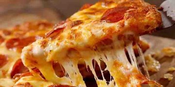 ഓവനില്ലെങ്കിലും ബാക്കിയായ പിസ ഇങ്ങനെ ചൂടാക്കാം; ഇതാ കിടിലനൊരു ഐഡിയ!