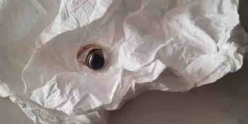 ഇന്ത്യയില്‍ വച്ച് പച്ച കല്ല് പതിച്ച മോതിരം നഷ്ടപ്പെട്ടു, ഒരു വര്‍ഷത്തിന് ശേഷം തിരികെ ലഭിച്ചു; വൈറലായ കുറിപ്പ്