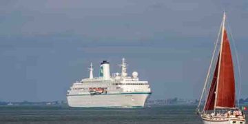 സ്വപ്നയാത്രയ്ക്ക് 17 ലക്ഷം മുടക്കി ടിക്കറ്റെടുത്തു; ഒടുവില്‍ ആളെ കയറ്റാതെ ആഢംബരക്കപ്പല്‍ യാത്രതിരിച്ചു