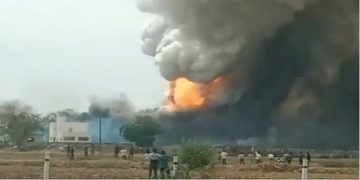 ഗുജറാത്തില്‍ പടക്ക ഫാക്ടറിയില്‍ വന്‍ തീപിടുത്തം ; 4 പേര്‍ മരിച്ചു