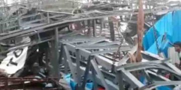 ഭീമൻ പരസ്യബോർഡ് അപ്രതീക്ഷിതമായി നിലതെറ്റി വീണു, 4 സ്ത്രീകളടക്കം 5 പേർക്ക് ദാരുണാന്ത്യം, നിരവധിപേ‍ർക്ക് പരിക്ക്