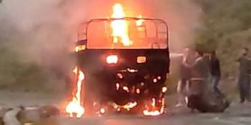 കശ്മീരിൽ സൈനികർ സഞ്ചരിച്ച വാഹനത്തിന് തീപിടിച്ചു ; നാല് സൈനികര്‍ മരിച്ചു