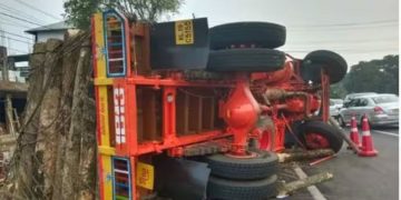 പാഴ്‌സല്‍ ലോറിയിടിച്ച് തടി ലോറി മറിഞ്ഞു ; ഡ്രൈവര്‍ക്ക് പരിക്ക്