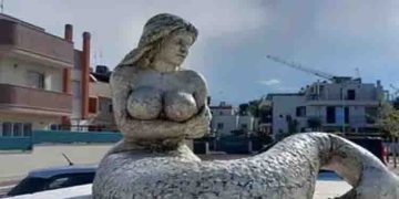 വലിയ സ്തനങ്ങളും, പിൻഭാ​ഗവും; മത്സ്യക​ന്യകയുടെ ശിൽപ്പത്തിനെതിരെ പ്രതിഷേധം