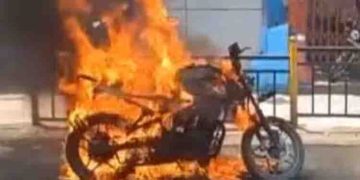 ഓടിക്കൊണ്ടിരിക്കെ ബൈക്കിന് തീപിടിച്ചു, കുടുംബം രക്ഷപ്പെട്ടത് തലനാരിഴക്ക്