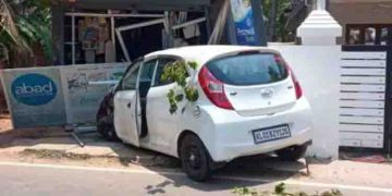 മദ്യപിച്ച് അമിതവേഗതയിൽ കാറോടിച്ചു; വൈദ്യുതി തൂൺ തകർത്ത് കടയിലേക്ക് ഇടിച്ചു കയറി അപകടം