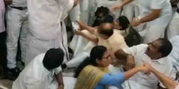 പ്രതിപക്ഷ നേതാവിന്റെ മൂന്നു പേഴ്സണൽ സ്റ്റാഫ് അംഗങ്ങൾക്ക് നോട്ടീസ്