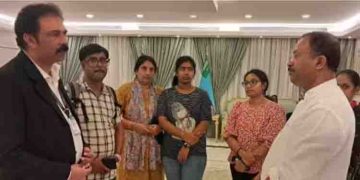 സുഡാനിൽ വെടിയേറ്റ് മരിച്ച മലയാളി ആൽബർട്ട് അഗസ്റ്റിൻ്റെ കുടുംബം ജിദ്ദയിലെത്തി; സ്വീകരിച്ച് മന്ത്രി വി മുരളീധരൻ