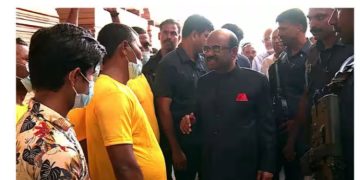 പെരുമ്പാവൂരിലെ ഫാക്ടറികളിൽ അതിഥി തൊഴിലാളികളെ സന്ദർശിച്ച് പശ്ചിമ ബം​ഗാൾ ​ഗവർണർ