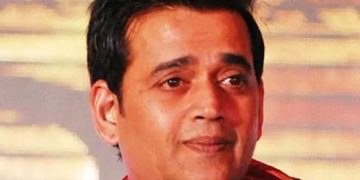 ഉറങ്ങാൻ കട്ടിൽ നിറയെ റോസാപ്പൂക്കൾ, കുളിക്കാൻ 25 ലിറ്റർ പാൽ; സിനിമയിൽ നിന്ന് ഒഴിവാക്കിയതിനെക്കുറിച്ച് നടനും ബി.ജെ.പി നേതാവുമായ രവി കിഷൻ