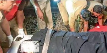 ട്രെയിനിൽ യാത്രക്കാരെ തീകൊളുത്തി കൊല്ലാൻ ശ്രമം: മൂന്നു പേർ ട്രാക്കിൽ മരിച്ച നിലയിൽ