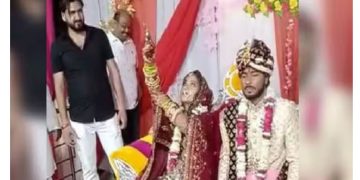 വിവാഹവേദിയിൽ വച്ച് വധുവിന് തോക്ക് കൈമാറി യുവാവ്, നാല് തവണ വെടിയുതിർത്ത് വധു, അമ്പരന്ന് വരൻ