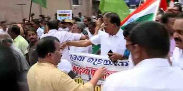 വന്ദേഭാരതിന് സ്റ്റോപ്പില്ല; ചെങ്ങന്നൂരിലും തിരൂരിലും യുഡിഎഫ് പ്രതിഷേധം