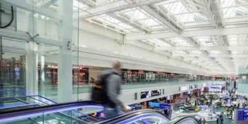 യാത്രക്കാരുടെ ബാഗില്‍ നിന്ന് പണവും ആഭരണങ്ങളും മോഷ്ടിച്ചു; മൂന്ന് എയര്‍പോര്‍ട്ട് ജീവനക്കാര്‍ പിടിയില്‍