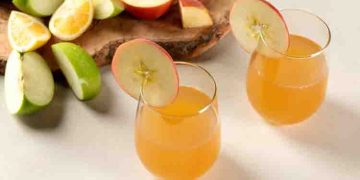 ആപ്പിൾ ജ്യൂസിനെ ചൊല്ലി തർക്കം; എയർപോർട്ട് ജീവനക്കാരെ കടിച്ചും തലമുടിയിൽ പിടിച്ചുവലിച്ചും 19 -കാരിയുടെ അതിക്രമം