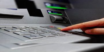 പണം പിന്‍വലിക്കാനെത്തിയപ്പോള്‍ എടിഎമ്മിന് തകരാര്‍, ഗ്ലാസ് അടിച്ചുപൊട്ടിച്ച് യുവാവ്