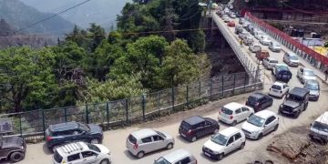 സമതലങ്ങള്‍ പുകയുന്നു, തണുപ്പുതേടി ജനം കുന്നുകയറുന്നു; ഈ ഹില്‍സ്റ്റേഷനില്‍ വണ്ടി പ്രളയം!