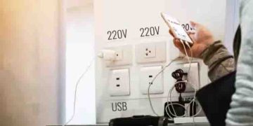 പൊതു ചാർജ്ജിങ് പോയിന്‍റുകള്‍ ഉപയോഗിക്കാറുണ്ടോ ? എങ്കില്‍ നിങ്ങളെ കാത്തിരിക്കുന്നത് അപകടം.!