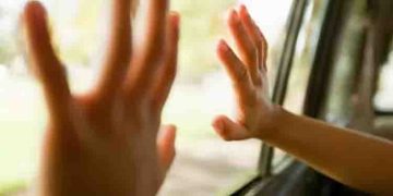 മൂന്ന് വയസുകാരിയെ കാറിനുള്ളിലിരുത്തി മാതാപിതാക്കള്‍ പുറത്തുപോയി; കുട്ടി ഗുരുതരാവസ്ഥയില്‍