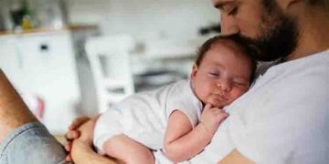 ഭർത്താവ് ജോലി ഉപേക്ഷിച്ച് വീട്ടിലിരിക്കാൻ തയ്യാറായാൽ കുഞ്ഞിന് ജന്മം നൽകാമെന്ന് യുവതി