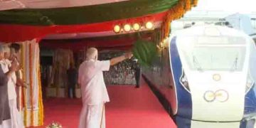 കുതിപ്പ് തുടങ്ങി വന്ദേഭാരത്; പ്രധാനമന്ത്രി ഫ്ലാ​ഗ് ഓഫ് ചെയ്തു