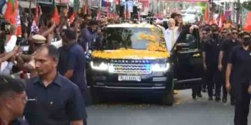 ‘തുറന്ന ഡോറിൽ തൂങ്ങി യാത്ര നടത്തി’; കൊച്ചിയിലെ റോഡ് ഷോ, പ്രധാനമന്ത്രിക്കെതിരെ പരാതി