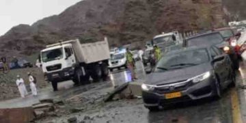 ഒമാനില്‍ കനത്ത മഴയ്ക്കൊപ്പം റോഡിലേക്ക് പാറകള്‍ ഇടിഞ്ഞുവീണു; രണ്ട് വാഹനങ്ങള്‍ തകര്‍ന്നു