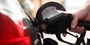 മാഹിയിൽ കേരളത്തേക്കാൾ പെട്രോളിന് 15 രൂപ കുറവ്; പമ്പുകളിൽ വൻ തിരക്ക്