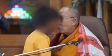 അനുഗ്രഹം തേടിയ ബാലന്റെ ചുണ്ടിൽ ചുംബിച്ചു ദലൈലാമ – വിഡിയോയിൽ വിവാദം